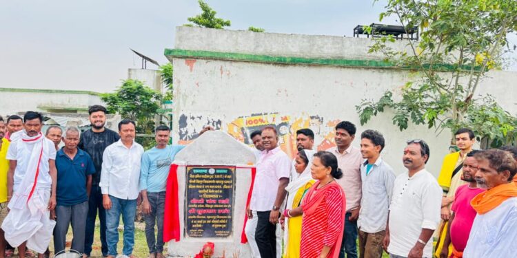west singhbhum ckp mla- इटीहांसा अपग्रेड हाई स्कूल में 30 लाख की लागत से बनने वाली चाहरदिवारी का विधायक सुखराम उरांव ने किया शिलान्यास, विद्यालय की सुरक्षा एवं विकास को मिलेगी मजबूती west singhbhum ckp mla- इटीहांसा अपग्रेड हाई स्कूल में 30 लाख की लागत से बनने वाली चाहरदिवारी का विधायक सुखराम उरांव ने किया शिलान्यास, विद्यालय की सुरक्षा एवं विकास को मिलेगी मजबूती