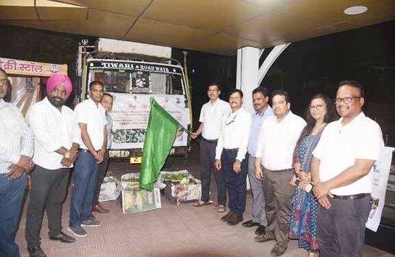 jamshedpur mango demand : जमशेदपुर का आम भेजा गया लंदन, एपीडा के सहयोग से किसानों को मिला अंतरराष्ट्रीय बाजार, उपायुक्त ने हरी झंडी दिखाकर किया रवाना jamshedpur mango demand : जमशेदपुर का आम भेजा गया लंदन, एपीडा के सहयोग से किसानों को मिला अंतरराष्ट्रीय बाजार, उपायुक्त ने हरी झंडी दिखाकर किया रवाना
