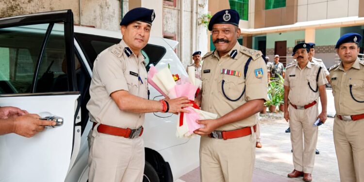 jamshedpur adg meeting- एडीजी मनोज कौशिक पहुंचे जमशेदपुर, कोल्हान के पुलिस अधिकारियों के साथ की समीक्षा बैठक, कहा- आम लोगों की सुरक्षा व कानून व्यवस्था बनाए रखना सर्वोच्च प्राथमिकता होनी चाहिए jamshedpur adg meeting- एडीजी मनोज कौशिक पहुंचे जमशेदपुर, कोल्हान के पुलिस अधिकारियों के साथ की समीक्षा बैठक, कहा- आम लोगों की सुरक्षा व कानून व्यवस्था बनाए रखना सर्वोच्च प्राथमिकता होनी चाहिए