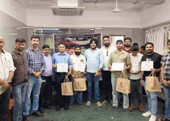 jamshedpur voice of humanity- भीषण गर्मी में वॉइस ऑफ ह्यूमैनिटी के 52 सदस्यों ने किया स्वैच्छिक रक्तदान,  सदस्यों ने बढ़- चढकर लिया हिस्सा
