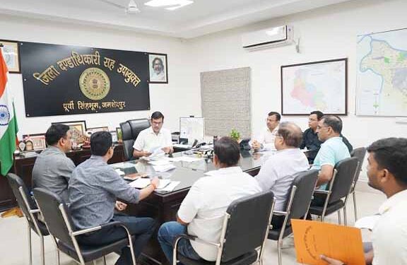jamshedpur administration ready for rainy season : जमशेदपुर के उपायुक्त ने बरसात पूर्व तैयारियों को लेकर नगर निकायों के पदाधिकारियों के साथ की समीक्षा बैठक, क्विक रिस्पॉन्स टीम का गठन एवं टोल फ्री नंबर जारी करने के दिए निर्देश jamshedpur administration ready for rainy season : जमशेदपुर के उपायुक्त ने बरसात पूर्व तैयारियों को लेकर नगर निकायों के पदाधिकारियों के साथ की समीक्षा बैठक, क्विक रिस्पॉन्स टीम का गठन एवं टोल फ्री नंबर जारी करने के दिए निर्देश