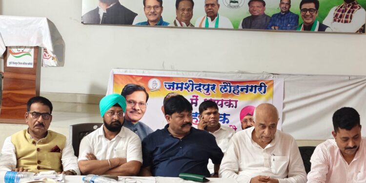 jamshedpur congress- संगठनात्मक बैठक में जिला कांग्रेस को धारदार बनाने पर मंथन: सतीश पाल मुंजनी, विधान सभावार संगठनात्मक बैठक आयोजित होगी: शशिभूषण राय, प्रखण्ड, मण्डल एवं पंचायत स्तर पर जिला पदाधिकारी प्रवास करेंगे: परविंदर सिंह