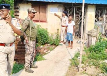 jamshedpur police action- बहरागोड़ा में कोर्ट के आदेश पर फरार आरोपी के घर पर पुलिस ने चस्पा किया इश्तेहार, 20 जून तक आत्मसमर्पण का अल्टीमेटम