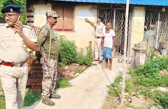 jamshedpur police action- बहरागोड़ा में कोर्ट के आदेश पर फरार आरोपी के घर पर पुलिस ने चस्पा किया इश्तेहार, 20 जून तक आत्मसमर्पण का अल्टीमेटम jamshedpur police action- बहरागोड़ा में कोर्ट के आदेश पर फरार आरोपी के घर पर पुलिस ने चस्पा किया इश्तेहार, 20 जून तक आत्मसमर्पण का अल्टीमेटम