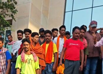 Deoghar nagar nigam- नगर आयुक्त से सकारात्मक वार्ता के बाद निगम के सफाई कर्मचारियों का हड़ताल समाप्त,सफाई कर्मचारियों के तीनों मांगों को नगर आयुक्त ने माना: संजय मंडल,सांसद डॉ निशिकांत दुबे देंगे सफाई कर्मचारी कल्याण कोष में 25 लाख Deoghar nagar nigam- नगर आयुक्त से सकारात्मक वार्ता के बाद निगम के सफाई कर्मचारियों का हड़ताल समाप्त,सफाई कर्मचारियों के तीनों मांगों को नगर आयुक्त ने माना: संजय मंडल,सांसद डॉ निशिकांत दुबे देंगे सफाई कर्मचारी कल्याण कोष में 25 लाख