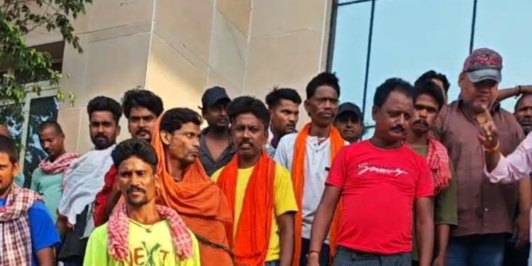 Deoghar nagar nigam- नगर आयुक्त से सकारात्मक वार्ता के बाद निगम के सफाई कर्मचारियों का हड़ताल समाप्त,सफाई कर्मचारियों के तीनों मांगों को नगर आयुक्त ने माना: संजय मंडल,सांसद डॉ निशिकांत दुबे देंगे सफाई कर्मचारी कल्याण कोष में 25 लाख