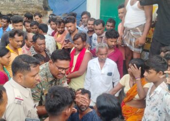 jamshedpur rural accident – पटमदा के लोवाडीह में अनियंत्रित कार दुकान में घुसी, बाल बाल बचे दुकानदार व बच्चे,  ग्रामीणों ने किया जमकर हंगामा, पुलिस के साथ धक्कामुक्की, कार पर सवार युवकों की ग्रामीणों ने कर पिटाई, कार चालक घायल