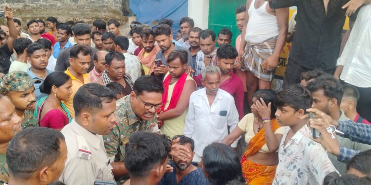 jamshedpur rural accident – पटमदा के लोवाडीह में अनियंत्रित कार दुकान में घुसी, बाल बाल बचे दुकानदार व बच्चे, ग्रामीणों ने किया जमकर हंगामा, पुलिस के साथ धक्कामुक्की, कार पर सवार युवकों की ग्रामीणों ने कर पिटाई, कार चालक घायल jamshedpur rural accident – पटमदा के लोवाडीह में अनियंत्रित कार दुकान में घुसी, बाल बाल बचे दुकानदार व बच्चे, ग्रामीणों ने किया जमकर हंगामा, पुलिस के साथ धक्कामुक्की, कार पर सवार युवकों की ग्रामीणों ने कर पिटाई, कार चालक घायल