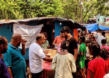 jamshedpur prayatn sanstha- जुगसलाई बलदेव बस्ती में प्रयत्न संस्था का साप्ताहिक भोजन वितरण कार्यक्रम आयोजित, जरुरतमंदों व बच्चों के बीच भोजन व मौसमी फल का किया वितरण