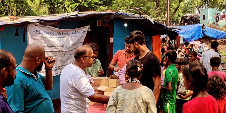 jamshedpur prayatn sanstha- जुगसलाई बलदेव बस्ती में प्रयत्न संस्था का साप्ताहिक भोजन वितरण कार्यक्रम आयोजित, जरुरतमंदों व बच्चों के बीच भोजन व मौसमी फल का किया वितरण jamshedpur prayatn sanstha- जुगसलाई बलदेव बस्ती में प्रयत्न संस्था का साप्ताहिक भोजन वितरण कार्यक्रम आयोजित, जरुरतमंदों व बच्चों के बीच भोजन व मौसमी फल का किया वितरण