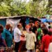 jamshedpur prayatn sanstha- जुगसलाई बलदेव बस्ती में प्रयत्न संस्था का साप्ताहिक भोजन वितरण कार्यक्रम आयोजित, जरुरतमंदों व बच्चों के बीच भोजन व मौसमी फल का किया वितरण