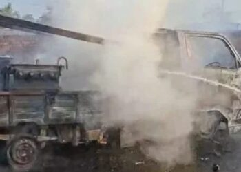 jharkhand giridih fire- गिरिडीह में टाटा मैजिक में लगी आग, वाहन में रखा सामान जलकर राख, चालक ने कूद कर बचायी जान