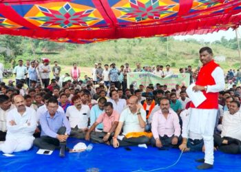 jamshedpur ucil protest : यूसिल के तुरामडीह माइंस के विस्थापितों के समर्थन में उतरी भाजपा, तुरामडीह विस्थापित समिति के धरना-प्रदर्शन में शामिल हुए पूर्व मुख्यमंत्री अर्जुन मुंडा, कहा – समझौते पर अंजाम तक जारी रहेगा संघर्ष