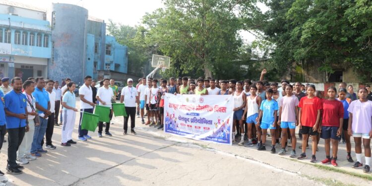 west singhbhum olympic divas-अंतरराष्ट्रीय ओलम्पिक दिवस पर दौड़ी खेल प्रतिभाएं, क्रॉस कंट्री रेस में दिखा जोश, चाईबासा में 8 किमी क्रॉस कंट्री रेस में 96 खिलाड़ियों ने लिया भाग, विजेताओं को नगद पुरस्कार, ट्रॉफी एवं प्रशस्ति पत्र देकर किया गया सम्मानित