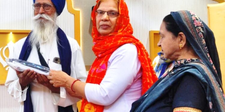 jamshedpur sakchi gurudwara- ‘ जपियो जिन अर्जन देव गुरु, फिर संकट जोन गर्भ ना आयो ‘ के पावन स्वर से गुंजायमान हुआ साकची गुरुद्वारा, 40 दिवसीय सुखमणी साहिब पाठ का भावपूर्ण समापन, स्त्री सत्संग सभा ने सेवादारों को किया सम्मानित