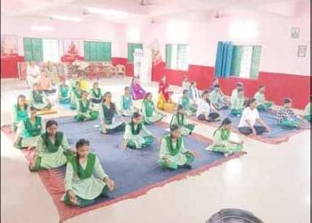 jamshedpur international yoga day-बाराद्वारी पीएम श्री उत्क्रमित पीपुल्स एकेडमी में मनाया गया योग दिवस, योग की प्रासंगिकता पर दिया गया जोर
