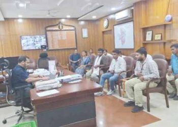saraikela dc janta darbar- सरायकेला डीसी आफिस में लगा जनता दरबार, ग्रामीणों की समस्याएं सुनी, कई मामलों को आन स्पाट समाधान, संबंधित अधिकारियों को जांच कर जल्द समाधान करने के दिए निर्देश