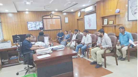 saraikela dc janta darbar- सरायकेला डीसी आफिस में लगा जनता दरबार, ग्रामीणों की समस्याएं सुनी, कई मामलों को आन स्पाट समाधान, संबंधित अधिकारियों को जांच कर जल्द समाधान करने के दिए निर्देश saraikela dc janta darbar- सरायकेला डीसी आफिस में लगा जनता दरबार, ग्रामीणों की समस्याएं सुनी, कई मामलों को आन स्पाट समाधान, संबंधित अधिकारियों को जांच कर जल्द समाधान करने के दिए निर्देश