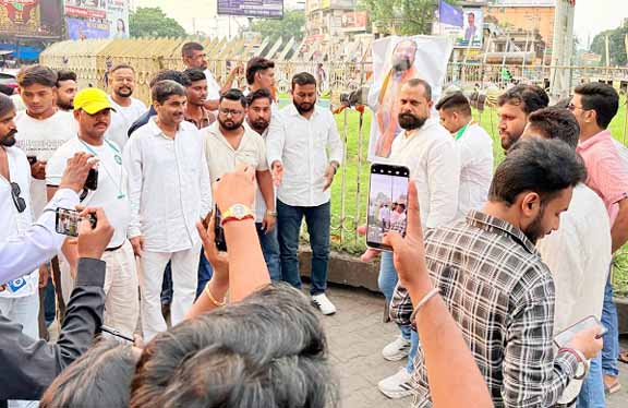 jamshedpur protest against encounter : बिहार में हुए भरत भूषण तिवारी के फर्जी एनकाउंटर के खिलाफ जमशेदपुर में गुस्सा, बिहार के मुख्यमंत्री सम्राट चौधरी का फूंका पुतला jamshedpur protest against encounter : बिहार में हुए भरत भूषण तिवारी के फर्जी एनकाउंटर के खिलाफ जमशेदपुर में गुस्सा, बिहार के मुख्यमंत्री सम्राट चौधरी का फूंका पुतला