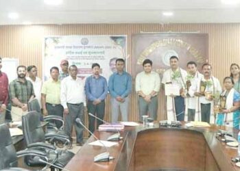 west singhbhum cm clean school award- मुख्यमंत्री स्वच्छ विद्यालय पुरस्कार में पश्चिमी सिंहभूम के 5 विद्यालयों ने लहराया परचम, उपायुक्त ने उत्कृष्ट विद्यालयों के प्रधानाध्यापकों को किया सम्मानित, राज्य स्तर पर मिलेंगे लाखों रुपये के पुरस्कार