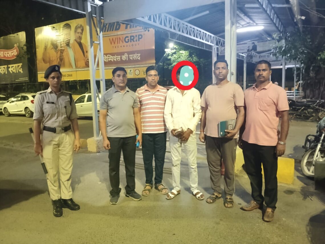 tatanagar rail police success : टाटानगर स्टेशन से चोरी के पर्स के साथ शातिर चोर गिरफ्तार, ऑपरेशन यात्री सुरक्षा के तहत मिली सफलता