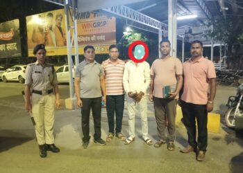 tatanagar rail police success : टाटानगर स्टेशन से चोरी के पर्स के साथ शातिर चोर गिरफ्तार, ऑपरेशन यात्री सुरक्षा के तहत मिली सफलता tatanagar rail police success : टाटानगर स्टेशन से चोरी के पर्स के साथ शातिर चोर गिरफ्तार, ऑपरेशन यात्री सुरक्षा के तहत मिली सफलता