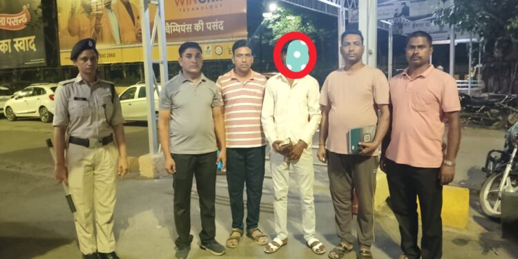 tatanagar rail police success : टाटानगर स्टेशन से चोरी के पर्स के साथ शातिर चोर गिरफ्तार, ऑपरेशन यात्री सुरक्षा के तहत मिली सफलता tatanagar rail police success : टाटानगर स्टेशन से चोरी के पर्स के साथ शातिर चोर गिरफ्तार, ऑपरेशन यात्री सुरक्षा के तहत मिली सफलता