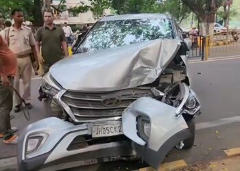 jamshedpur accident- बिष्टुपुर सर्किट हाउस एरिया में अनियंत्रित कार बिजली पोल व पेड़ से टकरायी, कार क्षतिग्रस्त,चालक घायल