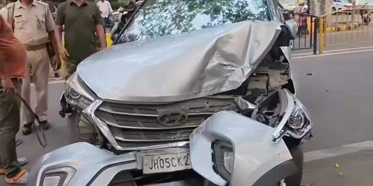 jamshedpur accident- बिष्टुपुर सर्किट हाउस एरिया में अनियंत्रित कार बिजली पोल व पेड़ से टकरायी, कार क्षतिग्रस्त,चालक घायल jamshedpur accident- बिष्टुपुर सर्किट हाउस एरिया में अनियंत्रित कार बिजली पोल व पेड़ से टकरायी, कार क्षतिग्रस्त,चालक घायल