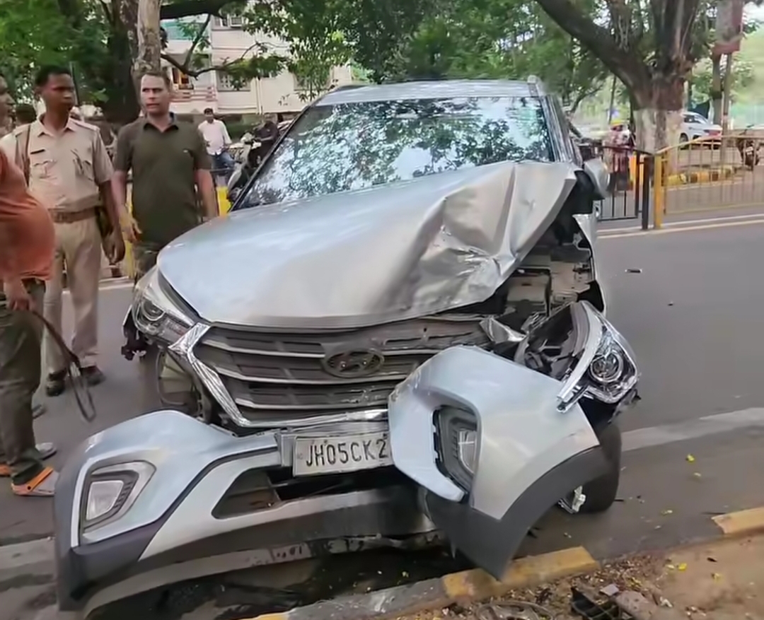 jamshedpur accident- बिष्टुपुर सर्किट हाउस एरिया में अनियंत्रित कार बिजली पोल व पेड़ से टकरायी, कार क्षतिग्रस्त,चालक घायल jamshedpur accident- बिष्टुपुर सर्किट हाउस एरिया में अनियंत्रित कार बिजली पोल व पेड़ से टकरायी, कार क्षतिग्रस्त,चालक घायल