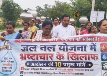 west singhbhum goilkera-गोईलकेरा में पांच वर्षों से अधूरी 58 करोड़ की जलापूर्ति योजना को लेकर ग्रामीणों का आंदोलन, हंडी और बाल्टी लेकर सड़क पर निकाला विरोध मार्च, कार्यालय का किया घेराव