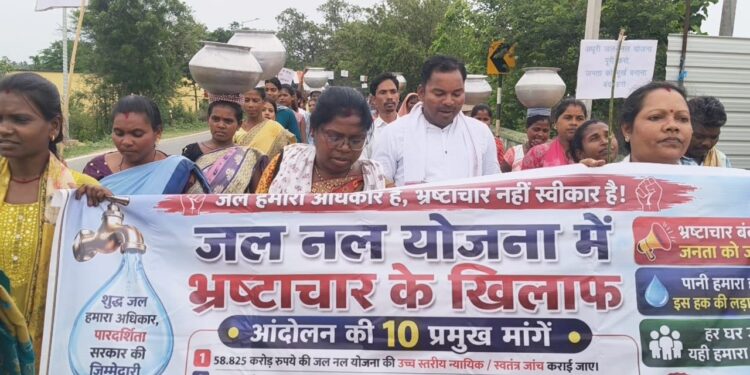west singhbhum goilkera-गोईलकेरा में पांच वर्षों से अधूरी 58 करोड़ की जलापूर्ति योजना को लेकर ग्रामीणों का आंदोलन, हंडी और बाल्टी लेकर सड़क पर निकाला विरोध मार्च, कार्यालय का किया घेराव west singhbhum goilkera-गोईलकेरा में पांच वर्षों से अधूरी 58 करोड़ की जलापूर्ति योजना को लेकर ग्रामीणों का आंदोलन, हंडी और बाल्टी लेकर सड़क पर निकाला विरोध मार्च, कार्यालय का किया घेराव