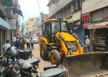Deoghar nagar nigam action- देवघर नगर निगम ने चलाया अतिक्रमण हटाओ अभियान,टॉवर चौक से आजाद चौक के बीच कई दुकानों से वसूला जुर्माना, हिदायत भी दी गयी Deoghar nagar nigam action- देवघर नगर निगम ने चलाया अतिक्रमण हटाओ अभियान,टॉवर चौक से आजाद चौक के बीच कई दुकानों से वसूला जुर्माना, हिदायत भी दी गयी