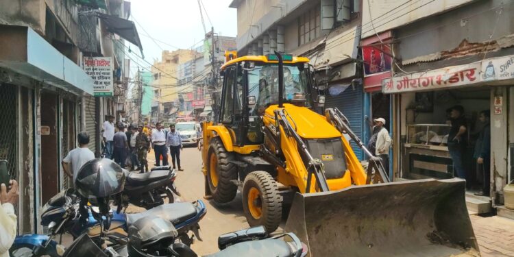 Deoghar nagar nigam action- देवघर नगर निगम ने चलाया अतिक्रमण हटाओ अभियान,टॉवर चौक से आजाद चौक के बीच कई दुकानों से वसूला जुर्माना, हिदायत भी दी गयी