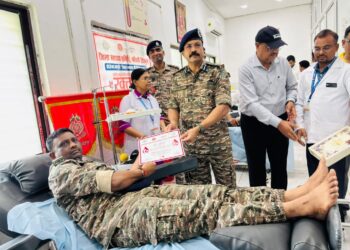 west singhbhum ckp blood donation – विश्व रक्तदान दिवस पर चक्रधरपुर रेलवे अस्पताल में लगा रक्तदान शिविर, वरिष्ठ मंडल परिचालन प्रबंधक मनीष पाठक ने किया शिविर का शुभारंभ, सीआरपीएफ जवानों ने बढ़-चढ़कर लिया भाग