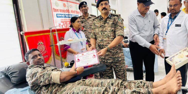 west singhbhum ckp blood donation – विश्व रक्तदान दिवस पर चक्रधरपुर रेलवे अस्पताल में लगा रक्तदान शिविर, वरिष्ठ मंडल परिचालन प्रबंधक मनीष पाठक ने किया शिविर का शुभारंभ, सीआरपीएफ जवानों ने बढ़-चढ़कर लिया भाग west singhbhum ckp blood donation – विश्व रक्तदान दिवस पर चक्रधरपुर रेलवे अस्पताल में लगा रक्तदान शिविर, वरिष्ठ मंडल परिचालन प्रबंधक मनीष पाठक ने किया शिविर का शुभारंभ, सीआरपीएफ जवानों ने बढ़-चढ़कर लिया भाग