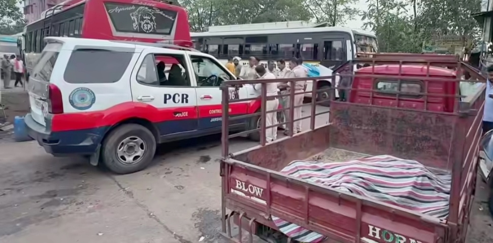 jamshedpur incident- मानगो बस स्टैंड में हादसा, बस के नीचे सो रहे युवक के सिर पर चढा चक्का, मौत, मृतक के पहचान में जुटी पुलिस jamshedpur incident- मानगो बस स्टैंड में हादसा, बस के नीचे सो रहे युवक के सिर पर चढा चक्का, मौत, मृतक के पहचान में जुटी पुलिस