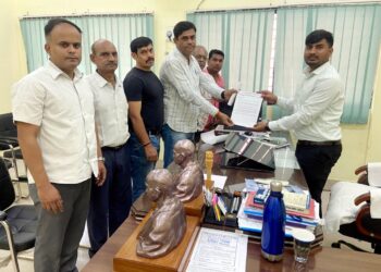jamshedpur congress- जुगसलाई में सफाई नहीं होने से डेंगू और मलेरिया जैसी बीमारियों के फैलने की आशंका,स्ट्रीट लाइट और जलजमाव की समस्या को लेकर कांग्रेस ने सौंपा ज्ञापन