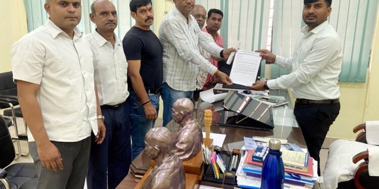 jamshedpur congress- जुगसलाई में सफाई नहीं होने से डेंगू और मलेरिया जैसी बीमारियों के फैलने की आशंका,स्ट्रीट लाइट और जलजमाव की समस्या को लेकर कांग्रेस ने सौंपा ज्ञापन