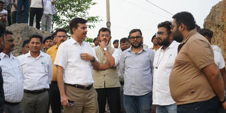 jamshedpur dc inspection- मानगो के बालिगुमा में स्वर्णरेखा नदी तट पर निर्माणाधीन वाटर टावर का उपायुक्त ने किया निरीक्षण, एमजीएम अस्पताल को निर्बाध पेयजल आपूर्ति सुनिश्चित करने को लेकर जिला प्रशासन गंभीर,15 जून तक कार्य पूर्ण कर जलापूर्ति शुरू करने का दिया गया निर्देश, विलंब होने पर कानूनी कार्रवाई की चेतावनी