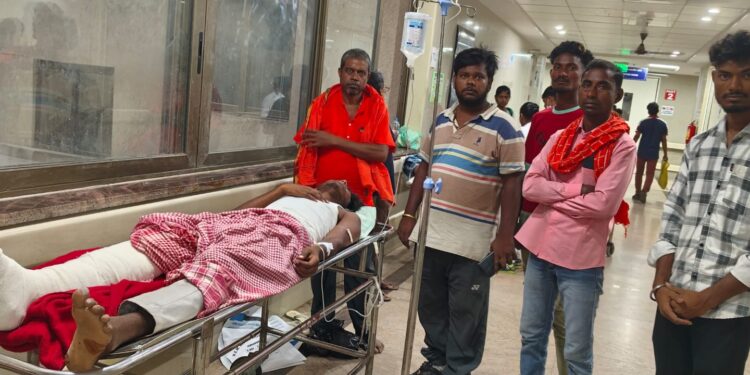 jamshedpur nh-33 accident- जमशेदपुर के एनएच-33 पर सड़क हादसा, अज्ञात वाहन ने बाइक को मारी टक्कर, भाई- बहन घायल, दो साल का मासूम बाल बाल बचा jamshedpur nh-33 accident- जमशेदपुर के एनएच-33 पर सड़क हादसा, अज्ञात वाहन ने बाइक को मारी टक्कर, भाई- बहन घायल, दो साल का मासूम बाल बाल बचा
