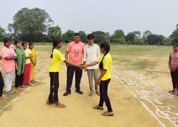 jharkhand mixed-gender cricket- मिक्स जेंडर क्रिकेट सीरीज की विजेता बनी चिरुडीह की सीता सोहराय एकादश, झारखंड आंदोलनकारी अश्विनी महतो की स्मृति में कला और खेल महोत्सव आयोजित,मैट्रिक परीक्षा में 70 प्रतिशत अंक लाने वाले 15 बच्चे सम्मानित