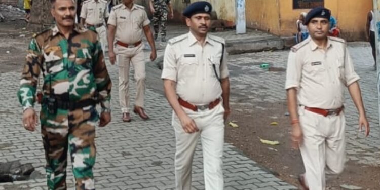 jamshedpur Burmamines Flag march- बर्मामाइंस में मोहर्रम के मद्देनजर पुलिस ने निकाला फ्लैग मार्च, सौहार्द और शांति पूर्वक पर्व मनाने की अपील
