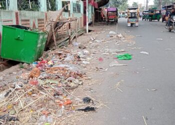 Deoghar nagar nigam strike- देवघर नगर निगम सफाई कर्मियों के हड़ताल का दिखने लगा असर, झरना चौक और सारठ-देवघर मुख्यमार्ग पर बिखरे कचरे, सड़क पर चलने को लोग मजबूर
