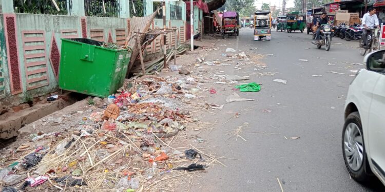 Deoghar nagar nigam strike- देवघर नगर निगम सफाई कर्मियों के हड़ताल का दिखने लगा असर, झरना चौक और सारठ-देवघर मुख्यमार्ग पर बिखरे कचरे, सड़क पर चलने को लोग मजबूर