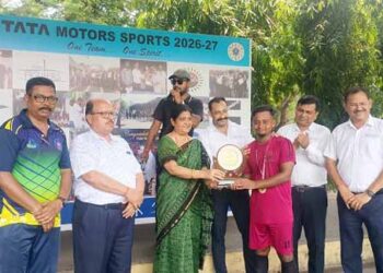 Jamshedpur tata motors school football : टाटा मोटर्स इंटर स्कूल फुटबॉल टूर्नामेंट में चिन्मया विद्यालय बना चैंपियन, इंटर टीम में सफारी रॉयल्स ने मारी बाजी, सुमंत मूलगावकर स्टेडियम में हुए आयोजन में आकाश कर्मकार व दुखू सिंह सरदार रहे बेस्ट प्लेयर