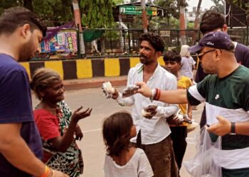 jamshedpur prayatna- सामाजिक संस्था प्रयत्न का ‘साप्ताहिक भोजन वितरण कार्यक्रम’ आयोजित, गोलपहाड़ी मंदिर व रेलवे स्टेशन के बाहर जरुरतमंदों के बीच भोजन वितरित ​