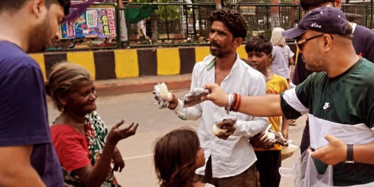 jamshedpur prayatna- सामाजिक संस्था प्रयत्न का ‘साप्ताहिक भोजन वितरण कार्यक्रम’ आयोजित, गोलपहाड़ी मंदिर व रेलवे स्टेशन के बाहर जरुरतमंदों के बीच भोजन वितरित jamshedpur prayatna- सामाजिक संस्था प्रयत्न का ‘साप्ताहिक भोजन वितरण कार्यक्रम’ आयोजित, गोलपहाड़ी मंदिर व रेलवे स्टेशन के बाहर जरुरतमंदों के बीच भोजन वितरित 