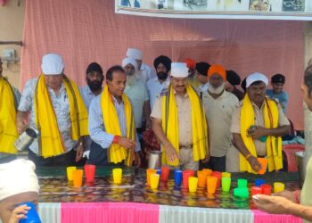 jamshedpur chhabil- गुरु अर्जुन देव जी की स्मृति में जेम्को गुरुद्वारा के पास लगा छबील, आम लोगों के बीच चुना- गुड़ व शर्बत का किया गया वितरण