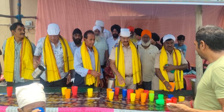 jamshedpur chhabil- गुरु अर्जुन देव जी की स्मृति में जेम्को गुरुद्वारा के पास लगा छबील, आम लोगों के बीच चुना- गुड़ व शर्बत का किया गया वितरण